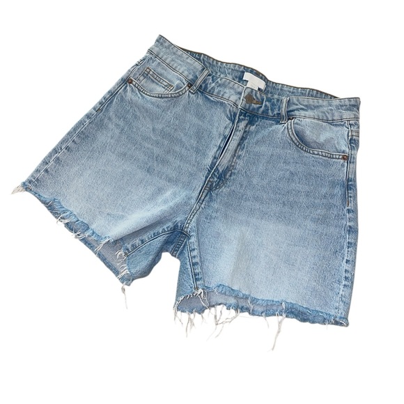 High waisted light wash Denim Short - Picture 3 of 3